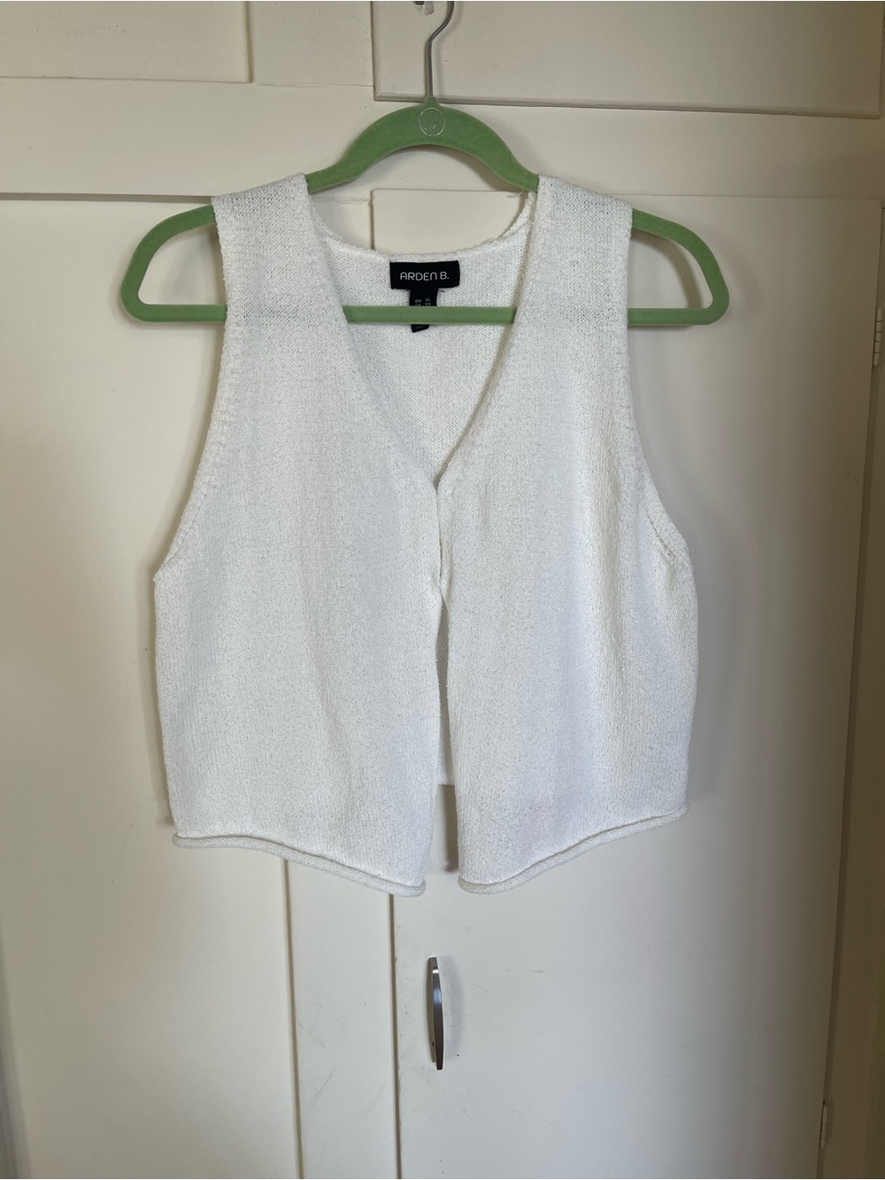 Arden B White Textured V-Neck Sleeveless vest/tank